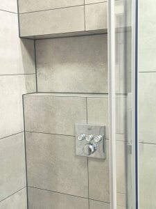 natrysk podtynkowy w łazience